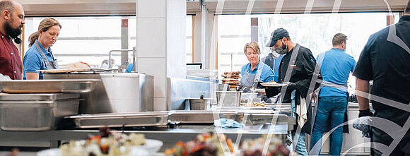 Mitarbeiter in der Küche des Biergarten Ellermühle